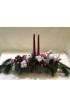 Aranjament de Crăciun cu brad, lumânări și elemente decorative