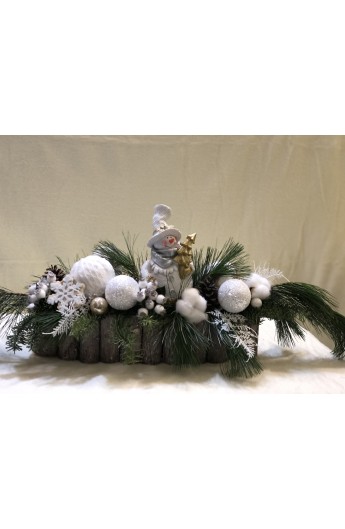 Aranjament de Crăciun cu brad natural și elemente decorative