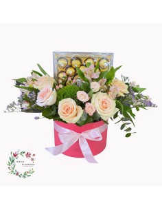 Aranjament trandafiri roz și praline