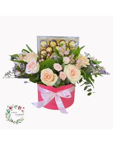 Aranjament trandafiri roz și praline