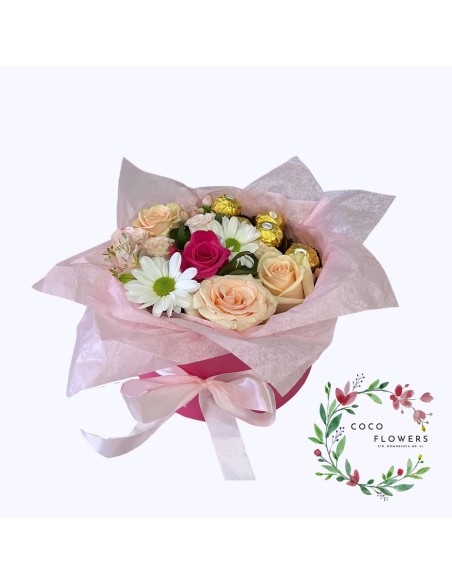 Aranjament mini cu praline și flori diverse