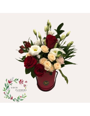 Aranjament cu trandafiri roșii și eustoma alb