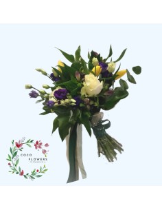 Buchet flori mixte de sezon alb și mov