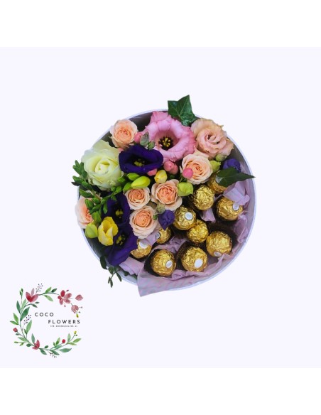 Aranjament praline și flori mixte mov